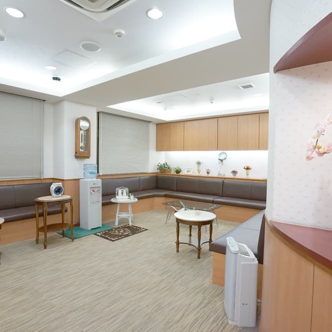 当院は心と体の 両方のケアを目指しています。 福岡地下鉄「天神」駅4番出口より徒歩3分にある病院［内科 心療内科］